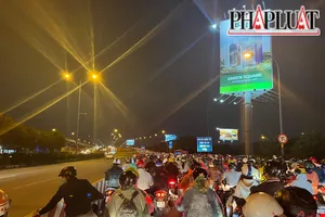 Cầu Rạch Chiếc ùn ứ, xe máy có được đi vào làn ô tô?