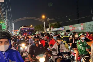 Nút giao Đình Phong Phú ở Thủ Đức lại kẹt xe