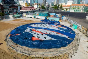 Tấp nập thi công để hoàn trả mặt bằng phía trước chợ Bến Thành