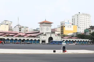 Phân luồng giao thông trước chợ Bến Thành 