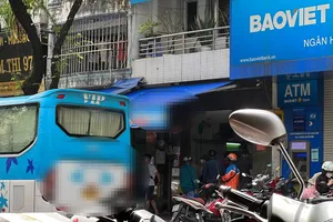 Xe dù bến cóc ở quận 5 vẫn tấp nập, Bến xe Miền Đông mới ít khách