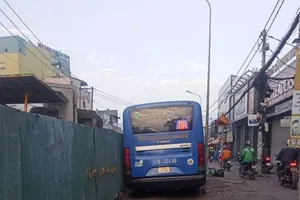 'Lô cốt' cồng kềnh trên Đường Võ Văn Ngân các phương tiện chật vật di chuyển