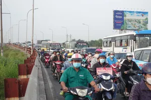 Cửa ngõ về miền Tây ùn ứ trong chiều ngày 31-12