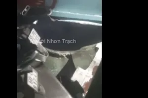 Phà Cát Lái bị sà lan chở cát tông, nhiều hành khách hoảng loạn