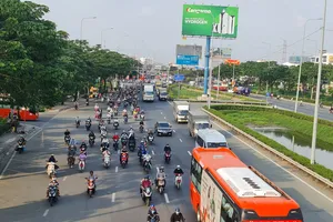 Lượng khách qua Bến xe Miền Đông mới giảm, Bến xe Miền Tây chưa đạt đỉnh