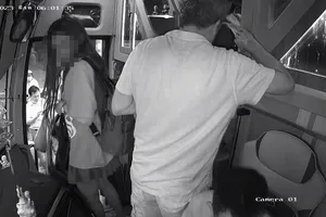 Đang đi trên cao tốc nhưng mắc vệ sinh, dừng xe lại được không?