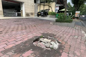 Đề nghị chấn chỉnh vỉa hè nhếch nhách, hư hỏng, bốc mùi