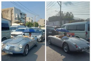 Lộ diện 'thân thế' chiếc xe mui trần đi đăng kiểm chủ xe phải che dù 