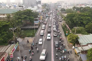 Quốc lộ 13 ùn ứ, chờ ngày được mở rộng