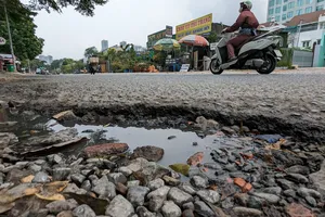 TP Thủ Đức: Đường Nguyễn Hoàng xuống cấp, khói bụi