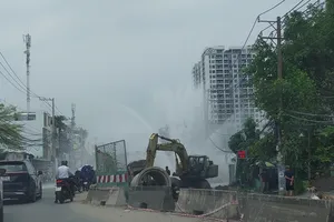 Bể ống nước trên đường Lương Định Của, TP Thủ Đức gần 200 hộ dân bị ảnh hưởng