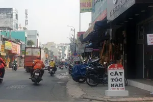 Xử lý ngay biển quảng cáo 'nhái' cột mốc ở TP.HCM