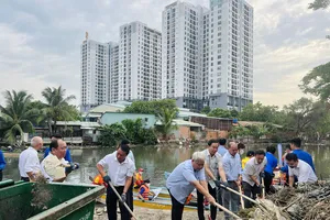 Quận 7 đồng loạt ra quân tổng vệ sinh môi trường