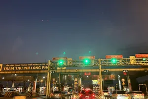 Né kẹt xe, người dân đua nhau đi chơi lễ từ sáng sớm