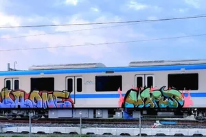 Tàu metro số 1 tiếp tục bị vẽ bậy
