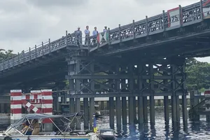 Nóng: Sà lan tông cầu tạm An Phú Đông, cấm ô tô lưu thông từ hôm nay