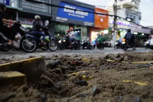 Sau mưa lớn, một con đường ở TP Thủ Đức bị ngập sâu, hư hại