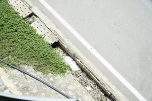 Tấm đan rãnh thoát nước trên Xa lộ Hà Nội.... bị bán phế liệu