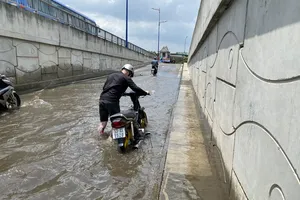 Máy bơm gặp sự cố, hầm chui Bến xe Miền Đông mới ngập sâu