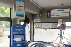 Người dân TP.HCM đi xe buýt sẽ không dùng tiền mặt