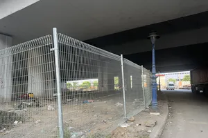 Xuất hiện hàng rào dưới dạ cầu Rạch Chiếc, TP Thủ Đức