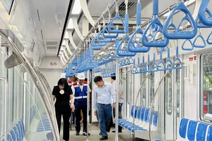 Đoàn công tác Trung ương đi thử metro số 1