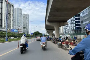 Lòng lề đường song hành Võ Nguyên Giáp, TP Thủ Đức bị lấn chiếm