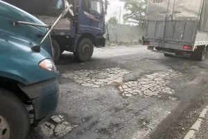 Mưa lớn khiến đường Nguyễn Văn Linh, quận 7, TP.HCM xuống cấp