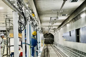 Metro số 1 đang lắp đặt cửa chắn ke ga 