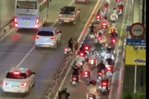 Cô gái 'rinh xe', chuyển làn ở hầm vượt sông Sài Gòn