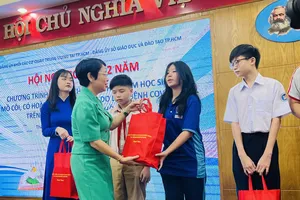 Đảng ủy Khối các cơ quan Trung ương tại TP.HCM hỗ trợ hơn 4,7 tỉ đồng cho 98 học sinh