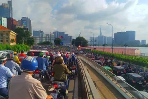 Nhiều tuyến đường ở TP.HCM ùn ứ trong ngày tựu trường