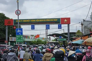 Sáng nay cửa ngõ TP.HCM ùn ứ, bến xe vắng khách