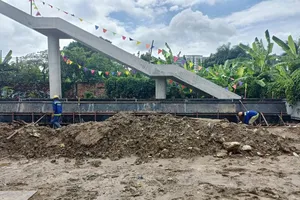 Công trường cầu bộ hành metro số 1 sôi động dịp nghỉ lễ Quốc khánh