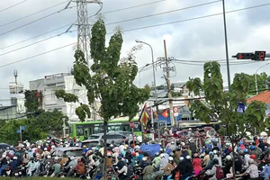 Đường phố TP.HCM đông đúc ngày tựu trường