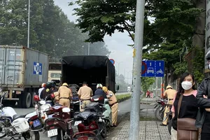 Bất chấp CSGT xử phạt, hàng dài xe máy vẫn thản nhiên chạy ngược chiều