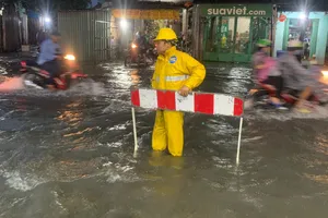 Nhiều tuyến đường ở TP.HCM ngập sâu sau cơn mưa rất lớn