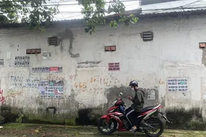 Nạn dán quảng cáo, rao vặt: Bao giờ được tháo gỡ?