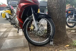 TP.HCM: Thiếu bãi giữ xe, người dân khóa xe vào cây xanh