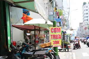 Phủ xanh cột đèn để chống quảng cáo rao vặt đang bộc lộ nhiều hạn chế