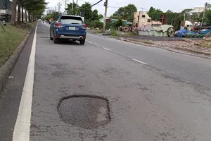 Mặt đường Nguyễn Văn Linh xuống cấp, đầy ổ voi, ổ gà