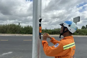 Hộp điện chiếu sáng đường song hành cao tốc TP.HCM - Dầu Giây bị trộm