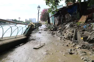 Bờ kè Thanh Đa sau hơn 3 tháng sạt lở vẫn ngổn ngang