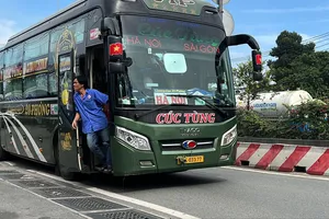 Xe đón trả khách trái quy định vẫn nhan nhản