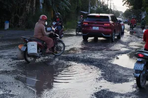 Đường Lò Lu, TP Thủ Đức lại xuống cấp, đầy rẫy ổ voi, ổ gà