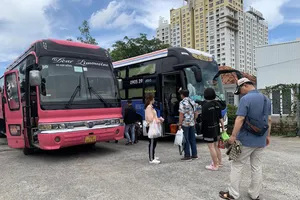 Hàng loạt xe khách giường nằm 'chạy' ra ngoài vành đai để đón trả khách