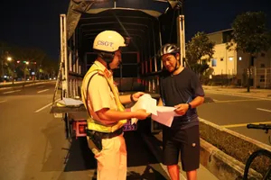 CSGT phạt người đi xe đạp chạy vào đường cấm trên đường Phạm Văn Đồng
