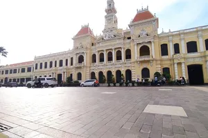 Yêu cầu khắc phục mặt đường trơn trượt, vạch sơn bị mờ trước UBND TP.HCM