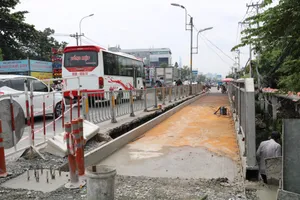 Xe máy được lưu thông trên cầu Ông Dầu tạm, quốc lộ 13