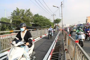 Thông xe cầu tạm, giao thông qua cầu Ông Dầu giảm ùn ứ